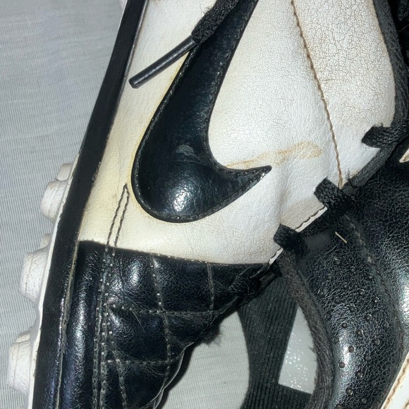 Nike boys/ girls Tiempo soccer Cleats - some STAINS but good condition - Picture 13 of 16